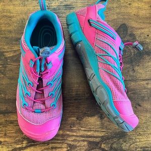 Keen size 6 girls shoe